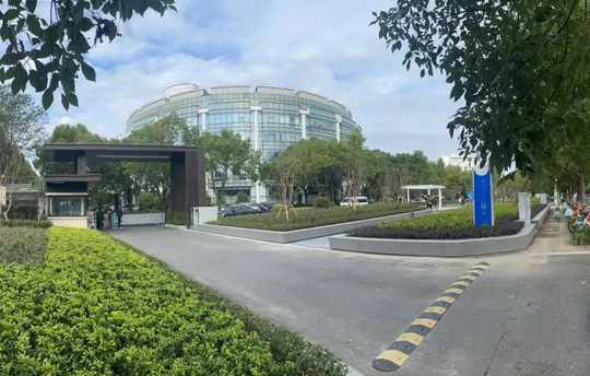 寶山大場這幢辦公樓下建了個小公園！